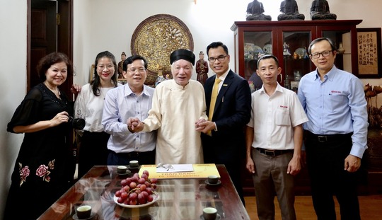 Mai Vàng tri ân thăm, tặng quà nhà báo lão thành Hà Đăng và NSND Trần Bảng - Ảnh 8.