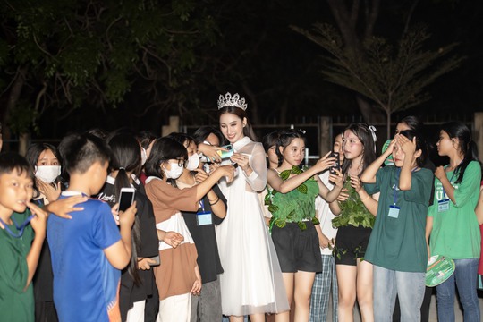 Hoa hậu Đoàn Hồng Trang về thăm trường xưa, tặng quà cho học sinh nghèo - Ảnh 3.