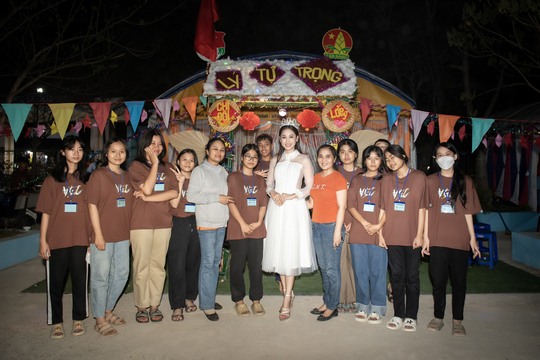Hoa hậu Đoàn Hồng Trang về thăm trường xưa, tặng quà cho học sinh nghèo - Ảnh 5.