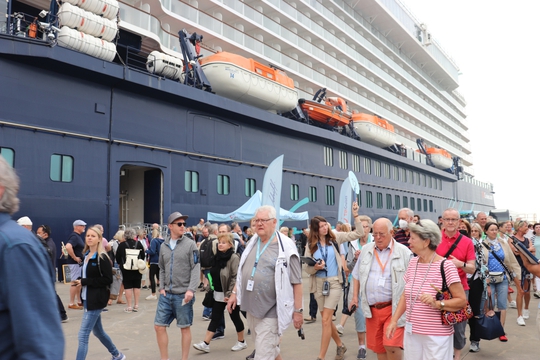 Gần 2.000 du khách châu Âu theo tàu biển cao cấp đến Hạ Long - Ảnh 1.
