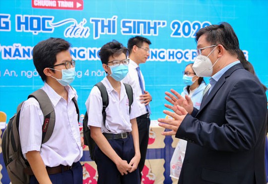 Đưa trường học đến thí sinh 2023: Giải đáp nỗi lo nghề nghiệp - Ảnh 2.