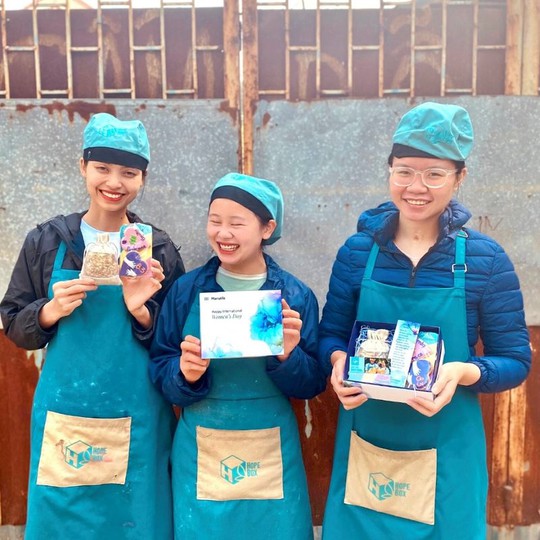 Manulife Việt Nam đồng hành cùng HopeBox tôn vinh ngày Quốc Tế Phụ Nữ 8-3-2023 - Ảnh 1.