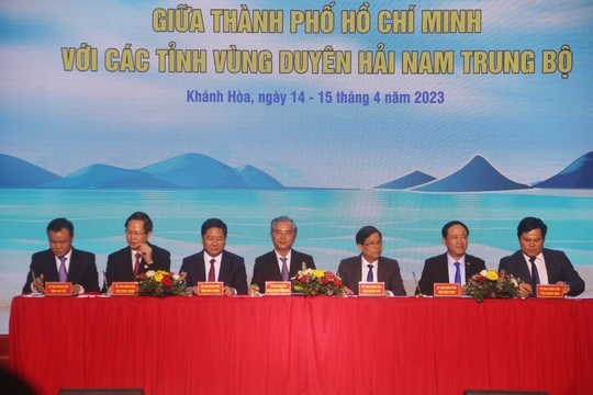 Ký kết hợp tác giữa TP HCM với 6 tỉnh duyên hải Nam Trung Bộ - Ảnh 1.