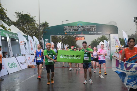 Herbalife Việt Nam đồng hành cùng VnExpress Marathon Imperial Huế 2023 - Ảnh 1.