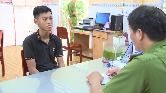 Người đàn ông mù bị cướp sạch vé số khi ngồi bán ven đường - Ảnh 1.