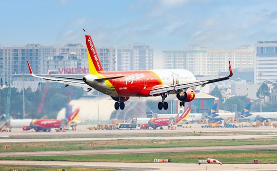 Máy bay mang biểu tượng du lịch TP HCM đã hạ cánh Tân Sơn Nhất - Ảnh 1.