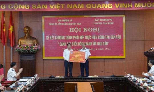 Ký kết chương trình phối hợp Cảnh sát biển đồng hành với ngư dân - Ảnh 5.