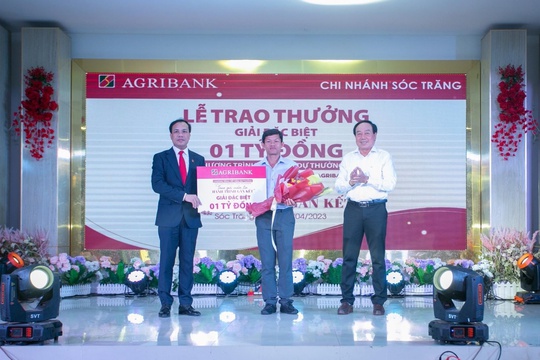 Khách hàng tại Sóc Trăng trúng giải 1 tỉ đồng của Agribank - Ảnh 1.