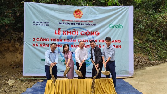 Grab Việt Nam cùng khởi công xây 2 cây cầu thuộc dự án “Xây cầu đến lớp” - Ảnh 1.
