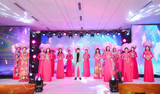NTK Tommy Nguyễn tặng trang phục bán đấu giá từ thiện - Ảnh 1.