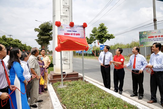 Khánh thành Đường cờ Tổ quốc, tặng học bổng và quà cho học sinh, người nghèo tại Cần Thơ - Ảnh 3.
