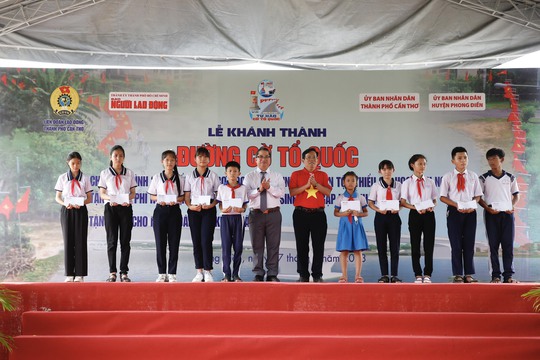 Khánh thành Đường cờ Tổ quốc, tặng học bổng và quà cho học sinh, người nghèo tại Cần Thơ - Ảnh 15.