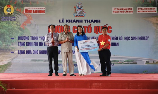 Khánh thành Đường cờ Tổ quốc, tặng học bổng và quà cho học sinh, người nghèo tại Cần Thơ - Ảnh 12.