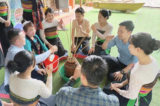 Các điểm du lịch cộng đồng ở xứ Thanh tấp nập khách - Ảnh 6.
