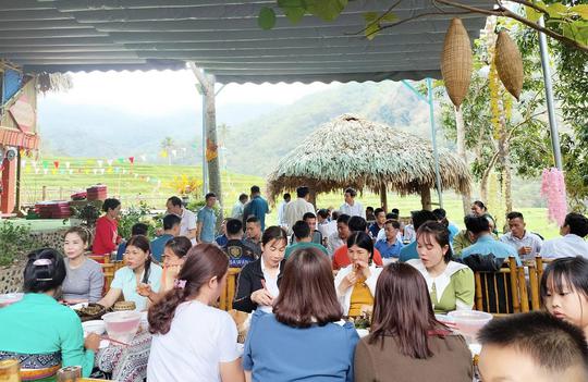 Các điểm du lịch cộng đồng ở xứ Thanh tấp nập khách - Ảnh 8.