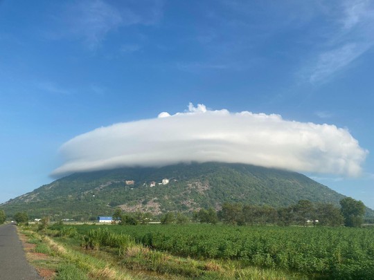 Núi Bà Đen tiếp tục xuất hiện “đĩa bay mây” khiến du khách thích thú - Ảnh 2.