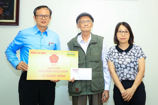 Mai Vàng tri ân tặng quà nhạc sĩ Vương Khon và nhà văn Huỳnh Nguyên tại Lai Châu - Ảnh 4.