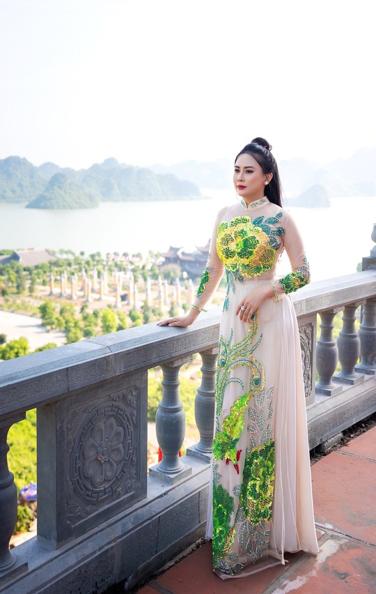 Hoa hậu Lý Kim Ngân khoe sắc áo dài tại Hà Nam - Ảnh 1.