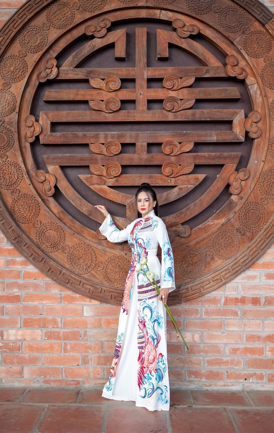 Hoa hậu Lý Kim Ngân khoe sắc áo dài tại Hà Nam - Ảnh 2.