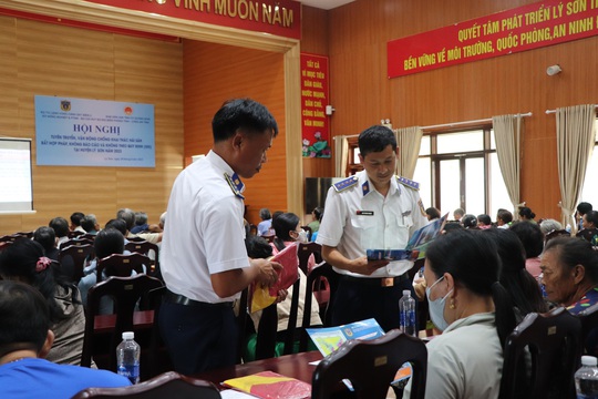 1.000 lá cờ Tổ quốc, 270 suất quà đến với bà con huyện đảo Lý Sơn - Ảnh 3.