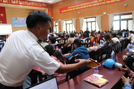 1.000 lá cờ Tổ quốc, 270 suất quà đến với bà con huyện đảo Lý Sơn - Ảnh 2.
