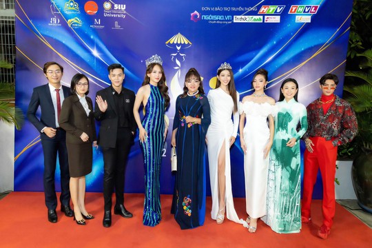 Bà Hồ Thị Thanh Hương trao “viên ngọc biển cả” đến Miss SIU - Ảnh 1.