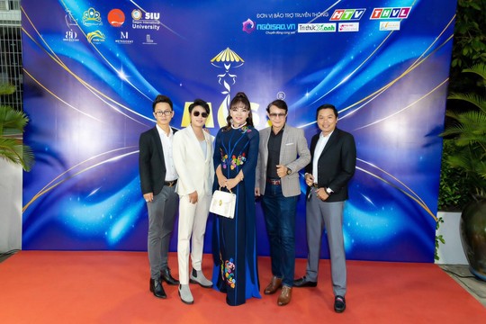 Bà Hồ Thị Thanh Hương trao “viên ngọc biển cả” đến Miss SIU - Ảnh 3.