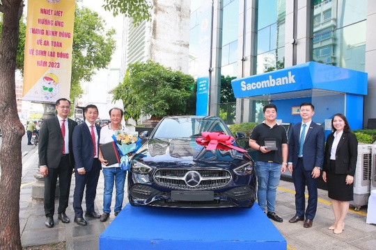 Dai-ichi Life Việt Nam và Sacombank trao xe Mercedes cho khách hàng may mắn - Ảnh 1.
