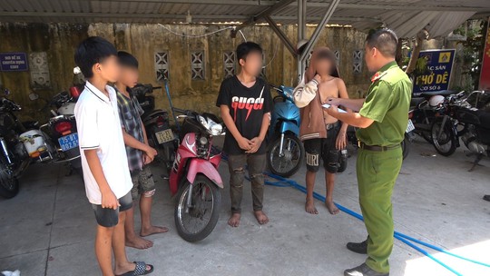 Điều khiển xe máy vừa trộm cắp, 4 thiếu niên tông vào CSGT - Ảnh 1.