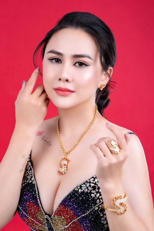 Hoa hậu Lý Kim Ngân hóa thân thành nữ hoàng trang sức - Ảnh 1.