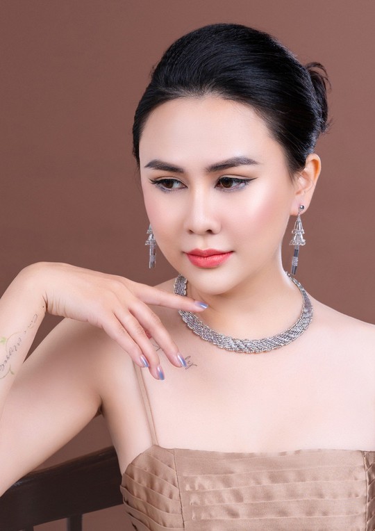 Hoa hậu Lý Kim Ngân hóa thân thành nữ hoàng trang sức - Ảnh 3.