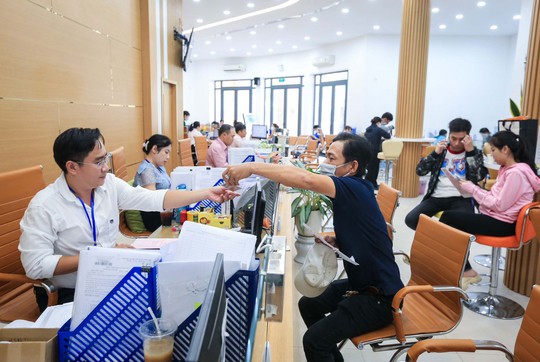 UBND TP HCM báo cáo Bộ Nội vụ tình hình cán bộ, công chức nghỉ việc - Ảnh 1.