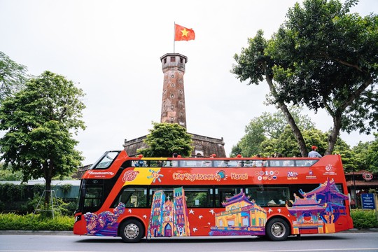 Xe buýt 2 tầng City Sightseeing có gì đặc biệt mà hàng ngàn người dân xếp hàng trải nghiệm? - Ảnh 1.