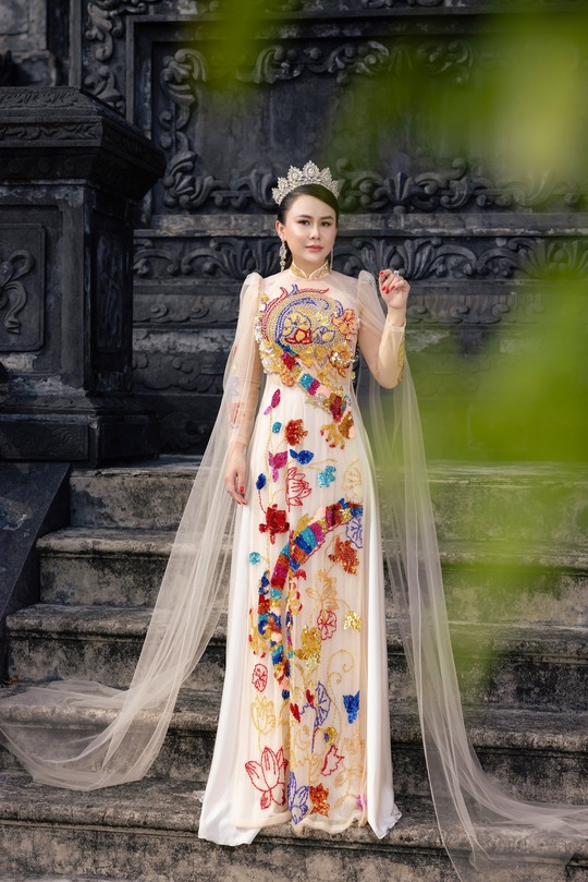 Hoa hậu Lý Kim Ngân thả dáng đẹp với áo dài trong lăng Khải Định - Ảnh 5.