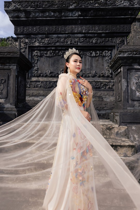 Hoa hậu Lý Kim Ngân thả dáng đẹp với áo dài trong lăng Khải Định - Ảnh 1.
