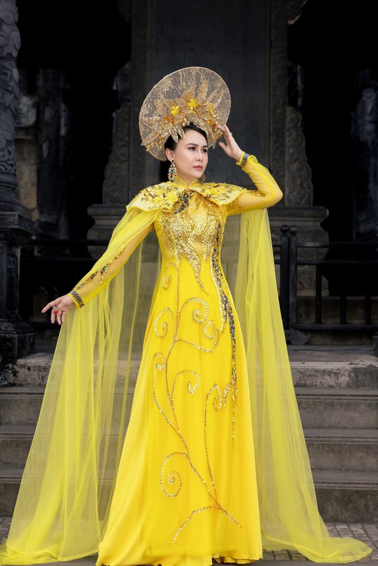 Hoa hậu Lý Kim Ngân thả dáng đẹp với áo dài trong lăng Khải Định - Ảnh 4.