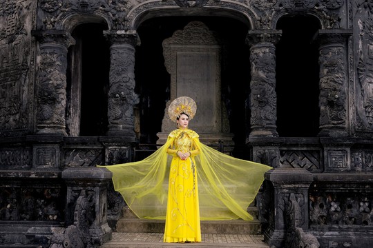Hoa hậu Lý Kim Ngân thả dáng đẹp với áo dài trong lăng Khải Định - Ảnh 3.