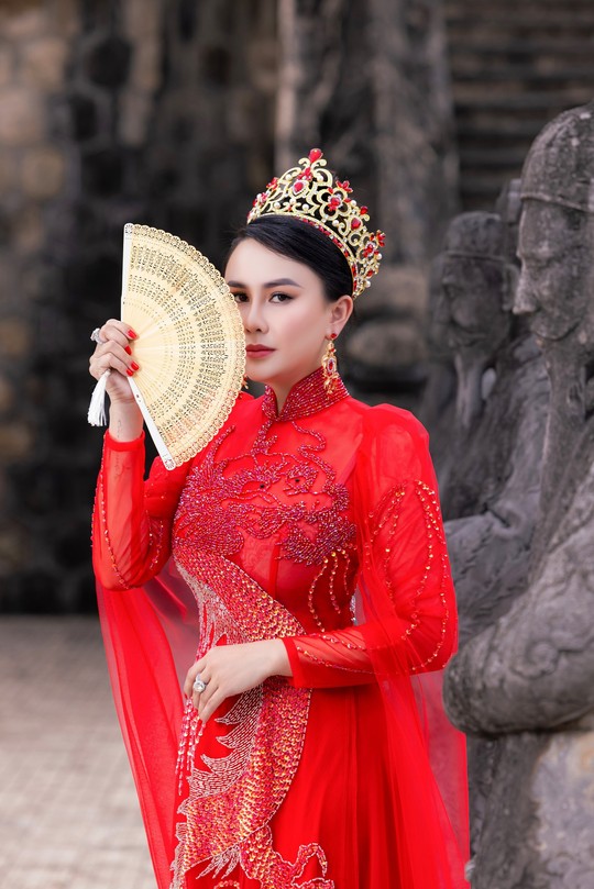 Hoa hậu Lý Kim Ngân thả dáng đẹp với áo dài trong lăng Khải Định - Ảnh 2.