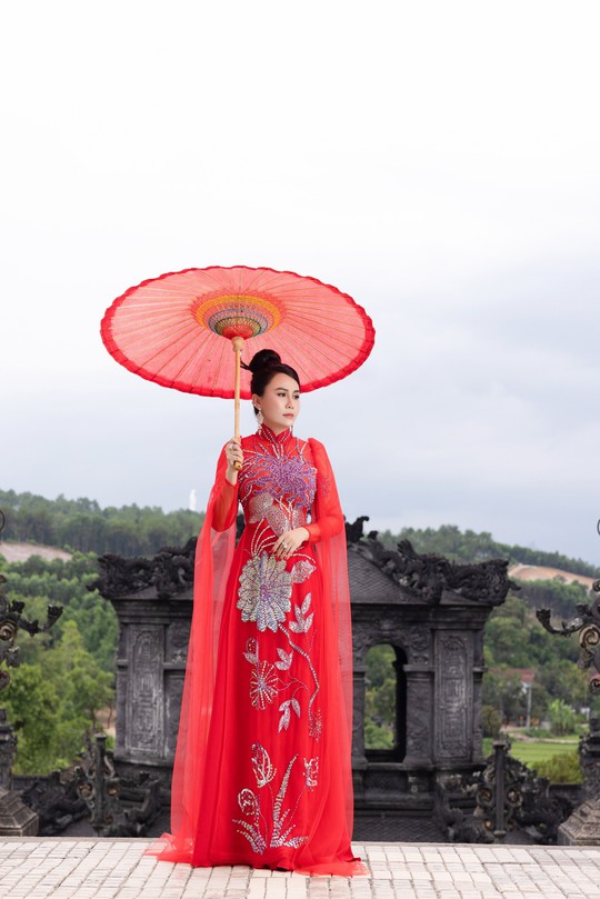 Hoa hậu Lý Kim Ngân thả dáng đẹp với áo dài trong lăng Khải Định - Ảnh 6.