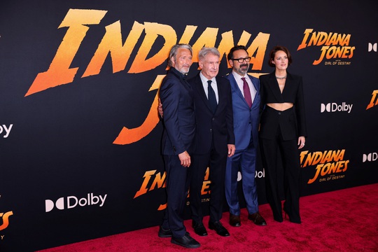 Tuổi 80, Harrison Ford vẫn phong độ cùng vợ trên thảm đỏ - Ảnh 16.