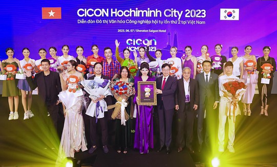 NTK Quỳnh Paris: Đại sứ ngành thời trang Việt Nam tại Cicon HCM City 2023 - Ảnh 1.