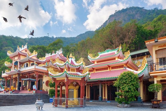Lễ vía Bà Linh Sơn Thánh Mẫu 2023 được tổ chức trang trọng tại hệ thống chùa Bà Tây Ninh - Ảnh 1.