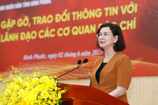 Báo Người Lao Động tặng tỉnh Bình Phước 15.000 lá cờ Tổ quốc, 50 suất học bổng - Ảnh 1.