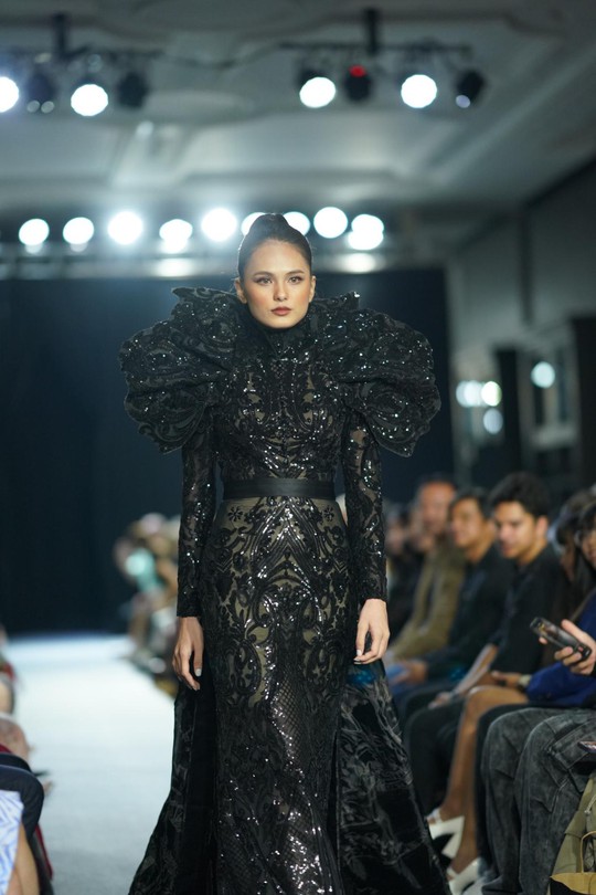 Người mẫu Huỳnh Kim Anh làm vedete tại Phnom Penh Designers Week 2023 - Ảnh 1.