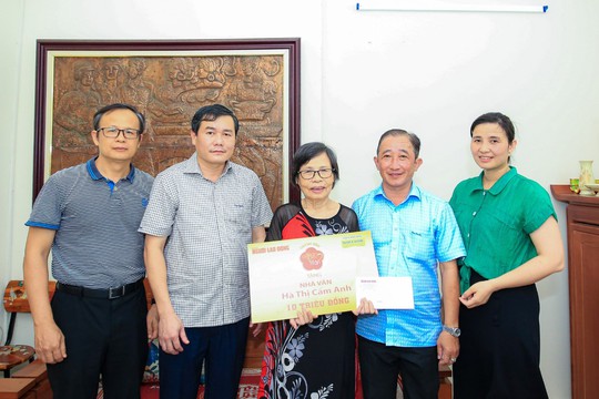 Mai Vàng tri ân tặng quà nhà văn Hà Thị Cẩm Anh, nhạc sĩ Đồng Tâm - Ảnh 4.