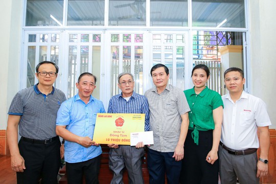 Mai Vàng tri ân tặng quà nhà văn Hà Thị Cẩm Anh, nhạc sĩ Đồng Tâm - Ảnh 1.