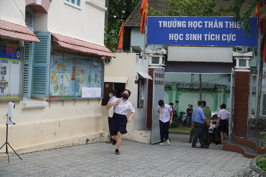 TP HCM: Thí sinh làm thủ tục dự thi lớp 10 - Ảnh 10.
