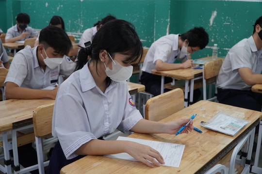 Gương mặt âu lo ngày đầu thi lớp 10 - Ảnh 11.