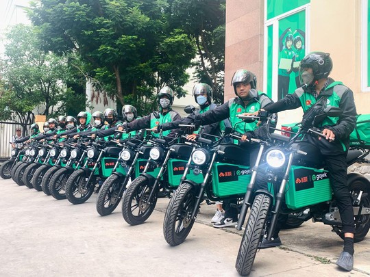 Tài xế Gojek hào hứng dùng xe điện ‘made in Việt Nam’ phục vụ khách hàng - Ảnh 1. Tài xế Gojek hào hứng dùng xe điện ‘made in Việt Nam’ phục vụ khách hàng - Ảnh 1.