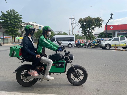 Tài xế Gojek hào hứng dùng xe điện ‘made in Việt Nam’ phục vụ khách hàng - Ảnh 3.